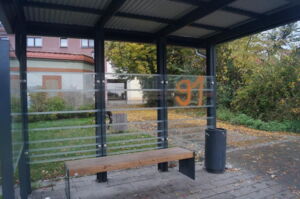 Das Foto zeigt die Buswartehalle am Lessingplatz, die mit einem Graffito beschmiert ist.