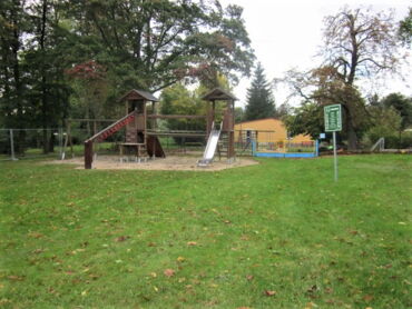 Das Foto zeigt den Spielplatz in Strauch. Zu sehen sind die verschiedenen Spielgeräte wie eine Rutsche und ein Klettergerüst.