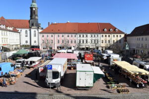 Das Foto zeigt die Händler auf dem Großenhainer Wochenmarkt. Im Hintergrund erkennt man die Marienkirche.