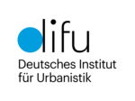 Das Logo zeigt auf der linken Seite einen blauen Punkt, verbunden mit einem schwarzen, senkretchen Strich. Beides zusammen formt den Buchstaben d. Daneben stehen die Kleinbuchstaben i,f und u. Unter dem Logo steht: Deutsches Institut für Urbanistik.