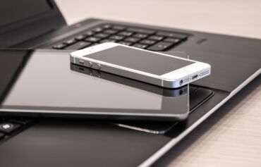 Das Foto zeigt einen Laptop, ein Tablet und ein Smartphone.
