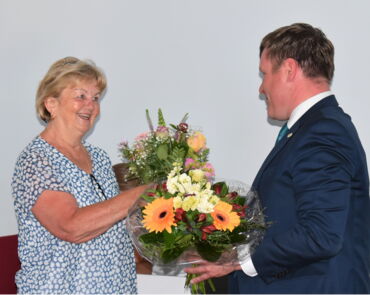 Das Foto zeigt Kämmerin Elke Opitz (links) und OB Sven Mißbach (rechts). Der OB übergibt einen Blumenstrauß.