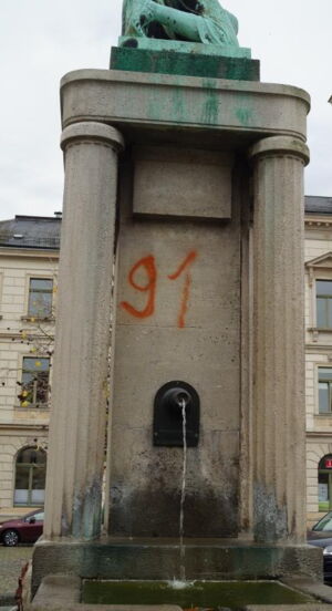 Das Foto zeigt den Diana-Brunnen, der mit einem Graffito beschmiert ist.