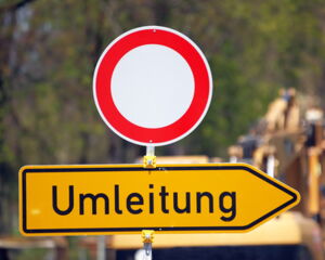 Das Foto zeigt ein gelbes Umleitungsschild und darüber das rot-weiße Verkehrszeichen "Einfahrt verboten".
