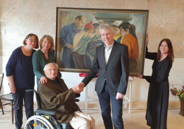 Das Foto zeigt fünf Personen. Vorn, im Rollstuhl sitzend, Wolfang Meffert, der dem Leiter der Stätidschen Museen, Dr. Jens Schulze-Forster, die Hand gibt.