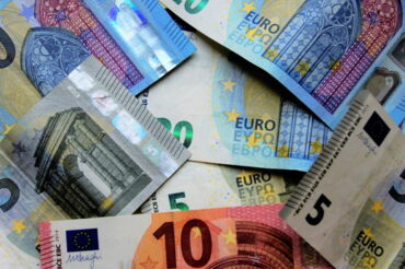 Man sieht viele Euro-Geldscheine, die übereinander liegen.