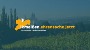 Das Bild zeigt ein unscharfes Foto von Meißen. Man sieht den Dom. Auf dem Bild steht in gelb-weißer Schrift: lkmeißen.ehrensache.jetzt