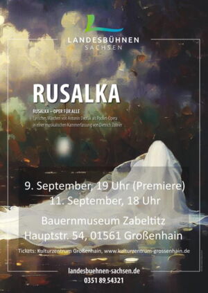 Das Foto zeigt ein Veranstaltungsplakat. Darauf steht: Rusalka - 9. September - 19 Uhr Premiere im Bauernmuseum Zabeltitz.